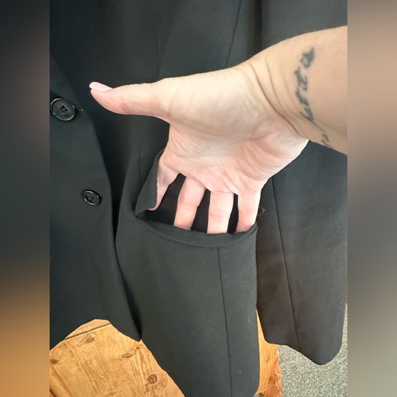 Black Blazer Lightly Used Lined Size 2 /XS Preppy Academia Sexy CEO - Picture 3 of 7